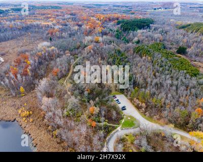 Photographie aérienne du lac Butler lors d'un matin d'automne couvert.Dundee, Wisconsin, États-Unis. Banque D'Images