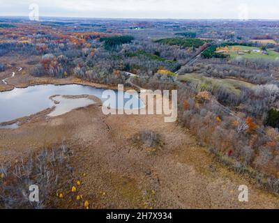 Photographie aérienne du lac Butler lors d'un matin d'automne couvert.Dundee, Wisconsin, États-Unis. Banque D'Images