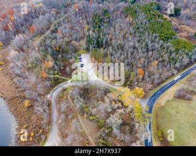 Photographie aérienne du lac Butler lors d'un matin d'automne couvert.Dundee, Wisconsin, États-Unis. Banque D'Images