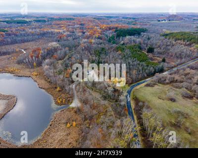 Photographie aérienne du lac Butler lors d'un matin d'automne couvert.Dundee, Wisconsin, États-Unis. Banque D'Images