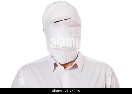 Homme en chemise blanche avec tête enveloppée dans papier toilette, isolé sur fond blanc, modèle pour designer Banque D'Images