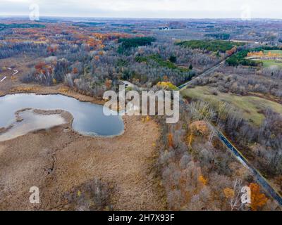 Photographie aérienne du lac Butler lors d'un matin d'automne couvert.Dundee, Wisconsin, États-Unis. Banque D'Images