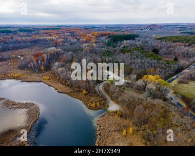 Photographie aérienne du lac Butler lors d'un matin d'automne couvert.Dundee, Wisconsin, États-Unis. Banque D'Images