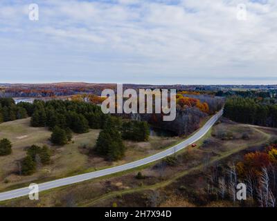 Photographie aérienne de Parnell Esker lors d'un matin d'automne couvert.Dundee, Wisconsin, États-Unis. Banque D'Images