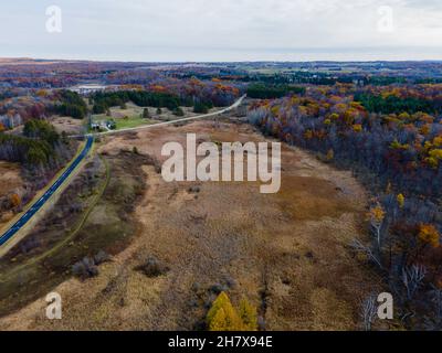 Photographie aérienne du lac Butler lors d'un matin d'automne couvert.Dundee, Wisconsin, États-Unis. Banque D'Images