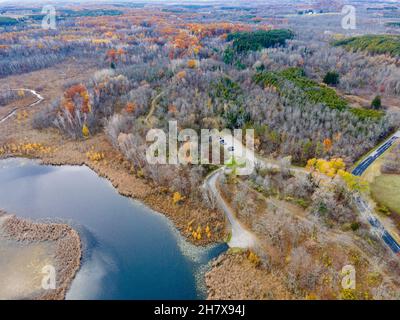 Photographie aérienne du lac Butler lors d'un matin d'automne couvert.Dundee, Wisconsin, États-Unis. Banque D'Images