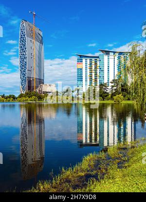 Batumi, Géorgie.27 septembre 2021: Nouveau bâtiment et hôtel reflétés dans le lac Banque D'Images