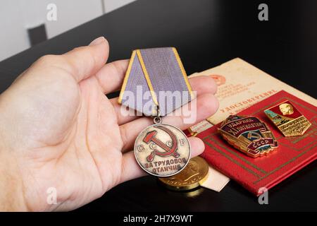 Bélarus, Novopolotsk - 19 novembre 2021 : Médaille de l'URSS Banque D'Images