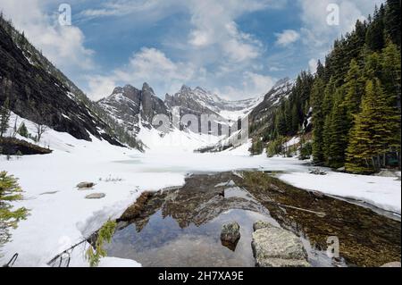 Le lac Agnes est un petit lac de montagne situé dans le parc national Banff, en Alberta, au Canada.Printemps dans les Rocheuses Banque D'Images