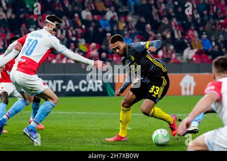 Prague, République tchèque.25 novembre 2021.PRAGUE, TCHÉQUIE - NOVEMBRE 25: Cyriel Dessers de Feyenoord Rotterdam, Taras Kacharaba de SK Slavia Prague pendant le match de scène du Groupe de la Ligue des conférences de l'UEFA entre SK Slavia Praha et Feyenoord au Stade Sinobo le 25 novembre 2021 à Prague, Czechia (photo de Yannick Verhoeven/Orange Pictures) crédit:Orange pics BV/Alay Live News Banque D'Images