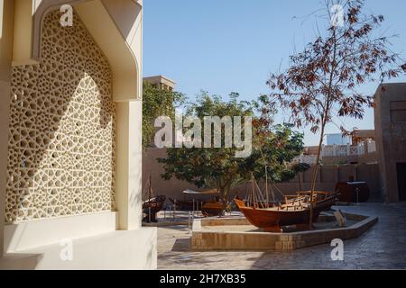 Dubaï, Émirats arabes Unis 17 février 2020 : anciens bâtiments de Dubaï et rue arabe.Quartier historique d'Al Fahidi, Al Bastakiya. Beau vieux navire en bois dans la cour Banque D'Images