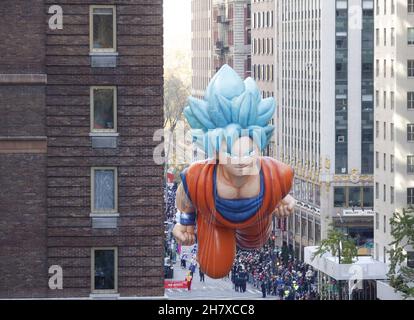 New York, États-Unis.25 novembre 2021.Le ballon de Goku se déplace le long de la route du défilé à la 95e parade du jour de Thanksgiving de Macy à New York le jeudi 25 novembre 2021.La parade a commencé en 1924, la liant pour la deuxième plus ancienne parade de Thanksgiving aux États-Unis avec la parade de Thanksgiving de l'Amérique à Detroit.Photo de John Angelillo/UPI crédit: UPI/Alay Live News Banque D'Images