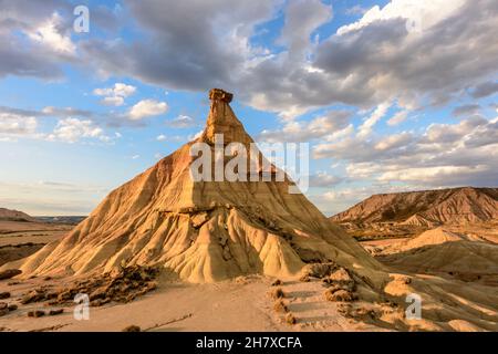 Soleil sur la montagne Castil de Tierra à Banderas Reales, Arguedas, Navarre, Espagne Banque D'Images