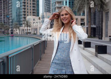 Jeune belle femme blonde appréciant la marche au centre-ville de Dubaï.Voyager aux Émirats arabes Unis.Concept de vacances et de tourisme Banque D'Images