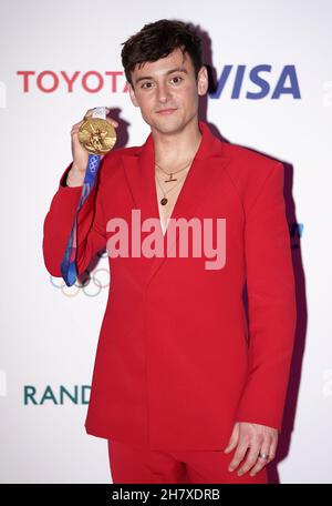 Tom Daley, médaillé d'or de plongée, avec ses médailles devant le Team GB ball à Evolution London.Date de la photo: Jeudi 25 novembre 2021. Banque D'Images