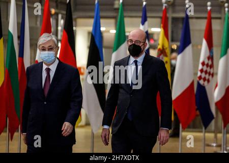 Bruxelles, Belgique.25 novembre 2021.Le président du Conseil de l'UE, Charles Michel, reçoit le président du Kazakhstan, Kassym-Jomart Tokayev, lors du Conseil de l'UE à Bruxelles, Belgique, le 25 novembre 2021.(Credit image: © Valeria Mongelli/ZUMA Press Wire) Credit: ZUMA Press, Inc./Alamy Live News Banque D'Images