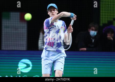 Turin, Italie.25 novembre 2021.Jannik sinner de l'Italie en action pendant la session de formation à la veille du match de coupe Davis entre les Etats-Unis et l'Italie à Pala Alpitour le 25 novembre 2021 à Turin, Italie .Credit: Marco Canoniero / Alamy Live News Banque D'Images