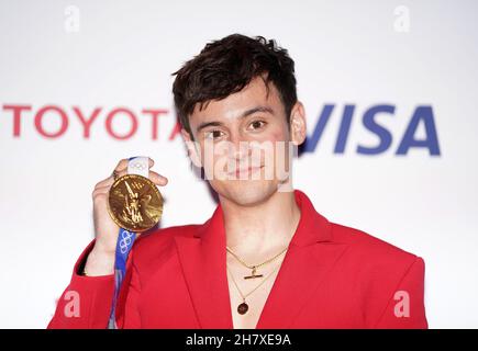 Tom Daley, médaillé d'or de plongée, avec ses médailles devant le Team GB ball à Evolution London.Date de la photo: Jeudi 25 novembre 2021. Banque D'Images