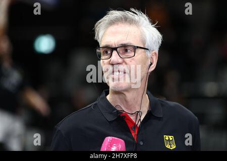 Nuremberg, Allemagne.25 novembre 2021.Basket-ball : qualification à la coupe du monde, Allemagne - Estonie, Europe, 1er tour, Groupe D,Premier jour du match au stade KIA Metropol.L'entraîneur Gordon Herbert d'Allemagne est sur le terrain pour une interview avant le début du match.Credit: Daniel Karmann/dpa/Alay Live News Banque D'Images