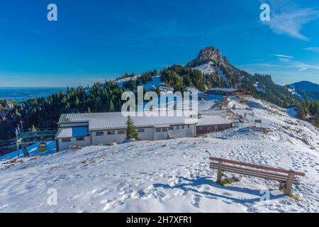 Station de sommet du téléphérique sur le plateau enneigé de Kampenwand environ 1500 asl, Aschau, Chiemgau, Alpes bavaroises, haute-Bavière, sud de l'Allemagne Banque D'Images