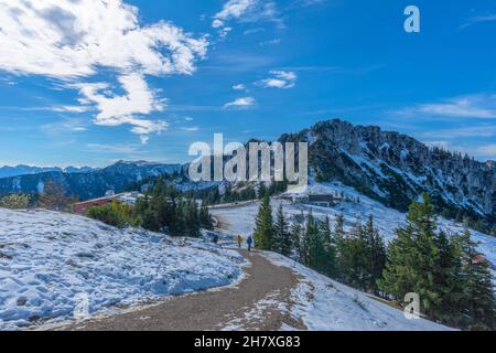 Station de sommet du téléphérique sur le plateau enneigé de Kampenwand environ 1500 asl, Aschau, Chiemgau, Alpes bavaroises, haute-Bavière, sud de l'Allemagne Banque D'Images