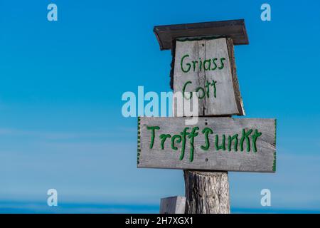 Point de rendez-vous pour des visites guidées sur les montagnes de Kampenwand à environ 1500m asl, inscription de bienvenue dans le dialecte bavarois, haute-Bavière sud de l'Allemagne Banque D'Images