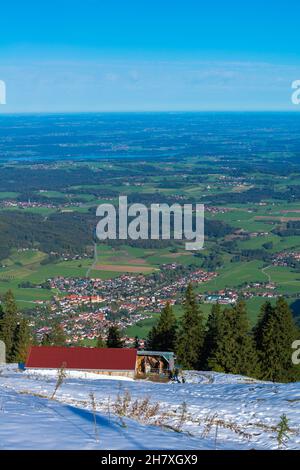 Kampenwand montagnes à environ 1500m asl avec vues panoramiques, vue aérienne dans la ville d'Aschau, Alpes de Chiemgauer, haute-Bavière sud de l'Allemagne, Europe Banque D'Images