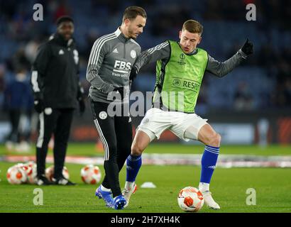 James Maddison de Leicester City (à gauche) et Harvey Barnes de Leicester City se réchauffent avant le match du groupe C de l'UEFA Europa League au King Power Stadium de Leicester.Date de la photo: Jeudi 25 novembre 2021. Banque D'Images