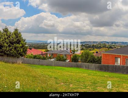 28 Frederick Rise, Narre Warren South, Victoria, Australie.20 janvier 2014.Promenade estivale dans la banlieue de Melbourne, Narre Warren South. Banque D'Images