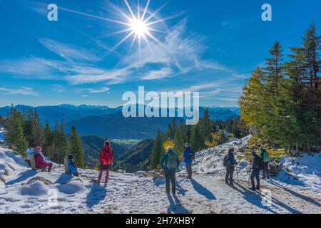 Point de rendez-vous pour des visites guidées sur les montagnes de Kampenwand à environ 1500m asl, inscription de bienvenue dans le dialecte bavarois, haute-Bavière sud de l'Allemagne Banque D'Images