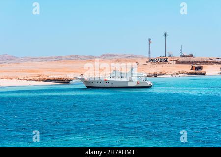 Hurghada, Égypte - 3 août 2014 : bateau blanc près de Paradise Island Banque D'Images