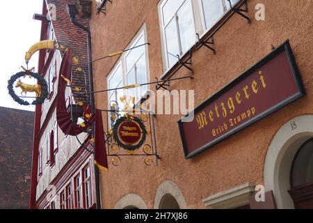 Une belle guilde signe de la boutique du boucher de la famille Trumpp à Rothenburg sur le Tauber Banque D'Images