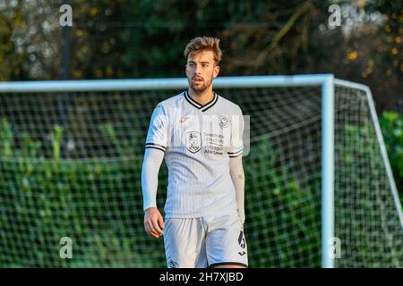 Swansea, Royaume-Uni.25 novembre 2021.Ben Margetson de Swansea City moins de 23 ans lors du match de la coupe de Premier League entre Swansea City moins de 23 ans et Wolverhampton Wanderers moins de 23 ans à la Swansea City Academy à Swansea, Royaume-Uni, le 25 novembre 2021.Crédit : Duncan Thomas/Majestic Media.Credit: Majestic Media Ltd/Alay Live News Banque D'Images