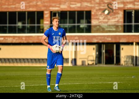 Swansea, Royaume-Uni.25 novembre 2021.Le gardien de but Jamie Searle de Swansea City pour les moins de 23 ans lors du match de la coupe Premier League entre Swansea City pour les moins de 23 ans et Wolverhampton Wanderers pour les moins de 23 ans à la Swansea City Academy à Swansea, Royaume-Uni, le 25 novembre 2021.Crédit : Duncan Thomas/Majestic Media.Credit: Majestic Media Ltd/Alay Live News Banque D'Images