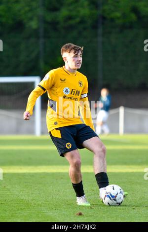 Swansea, Royaume-Uni.25 novembre 2021.Capitaine Luke Cundle de Wolverhampton Wanderers de moins de 23 ans lors du match de la coupe de Premier League entre Swansea City de moins de 23 ans et Wolverhampton Wanderers de moins de 23 ans à la Swansea City Academy à Swansea, Royaume-Uni, le 25 novembre 2021.Crédit : Duncan Thomas/Majestic Media.Credit: Majestic Media Ltd/Alay Live News Banque D'Images