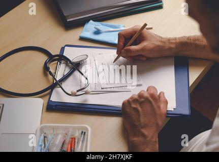 Fiche de vaccination.La vaccination se forme pendant l'épidémie du coronavirus sur la table du médecin à l'hôpital.Illustration de haute qualité Banque D'Images