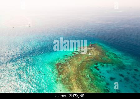 Eaux peu profondes du golfe Persique.La tour de feu d'avertissement rouge avec une marque triangulaire supérieure se dresse sur un fond marin.Entrée au port de Djeddah, Arabie Saoudite Banque D'Images