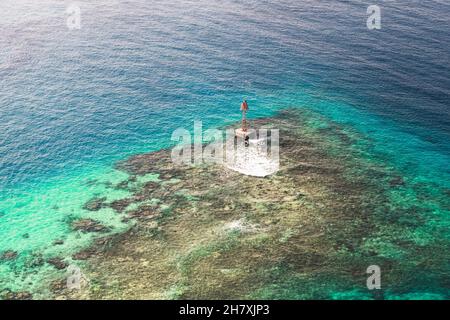 La tour de navigation d'avertissement rouge se trouve à l'entrée du port de Jeddah, en Arabie Saoudite Banque D'Images