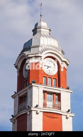 Tour de l'horloge de la gare de Varna par une journée ensoleillée Banque D'Images