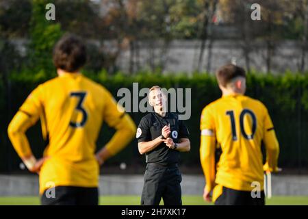 Swansea, Royaume-Uni.25 novembre 2021.Match Referee James Bell lors du match de la coupe de la Premier League entre Swansea City moins de 23 ans et Wolverhampton Wanderers moins de 23 ans à la Swansea City Academy à Swansea, Royaume-Uni, le 25 novembre 2021.Crédit : Duncan Thomas/Majestic Media.Credit: Majestic Media Ltd/Alay Live News Banque D'Images