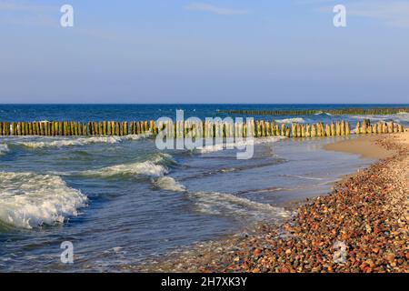 Brise-lames en bois épais sur la côte de la mer.Ces brise-lames en bois servent à protéger la côte contre les effets sinistres des vagues de mer I destructrices Banque D'Images