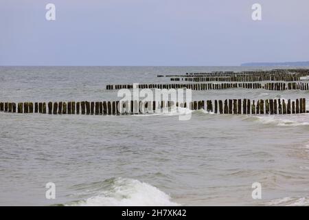 Côte de mer Baltique.Ces brise-lames en bois servent à protéger la côte contre les effets sinistres des vagues de mer destructrices à Kolobrzeg en Pologne Banque D'Images