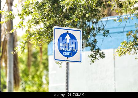 Itinéraire d'évacuation de l'ouragan, panneau bleu vers l'abri sur la route, direction flèche à West Palm Beach, Floride pour la sécurité Banque D'Images