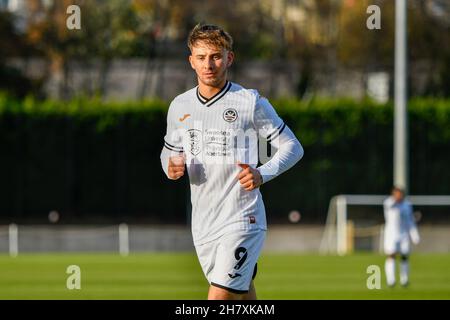 Swansea, Royaume-Uni.25 novembre 2021.Dylan Morgan de Swansea City moins de 23 ans lors du match de la coupe de Premier League entre Swansea City moins de 23 ans et Wolverhampton Wanderers moins de 23 ans à la Swansea City Academy à Swansea, Royaume-Uni, le 25 novembre 2021.Crédit : Duncan Thomas/Majestic Media.Credit: Majestic Media Ltd/Alay Live News Banque D'Images