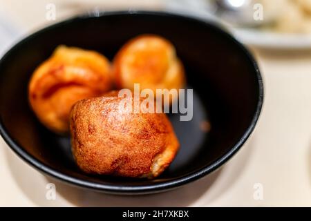 Le grill brésilien churrascaria sert des steaks de viandes rôties de style rodizio avec un hors-d'œuvre de pain au fromage traditionnel appelé Pao de Queijo Banque D'Images