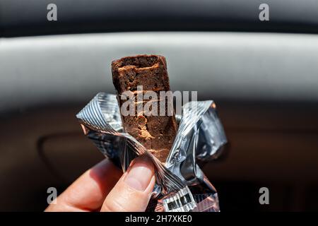 Storeacheta russe cheesecake glace fromage à la crème barre de gâteau ouvert avec de l'eau condensation et vitrifié avec le cacao emballé feuille en main de Russie e Banque D'Images