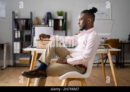 Portrait de jeune homme de mode au bureau Banque D'Images