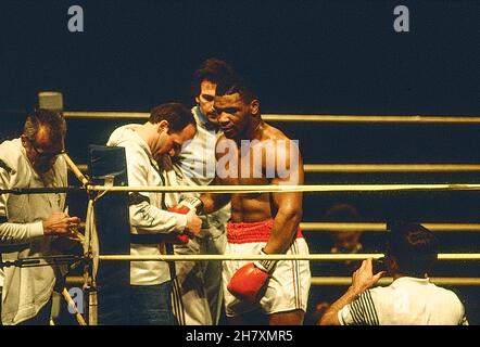 Mike Tyson c. Steve Zski lutte avec l'entraîneur Kevin Rooney au Nassau Coliseum, Uniondale, New York, le 10,1986 mars Banque D'Images