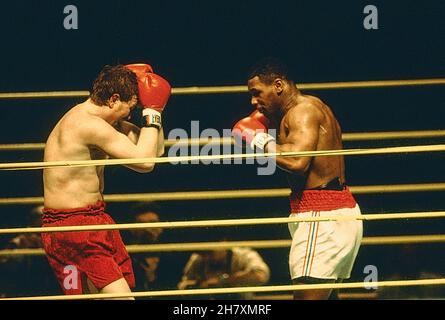 Mike Tyson c. Steve Zski lutte au Nassau Coliseum, Uniondale, New York, le 10,1986 mars Banque D'Images