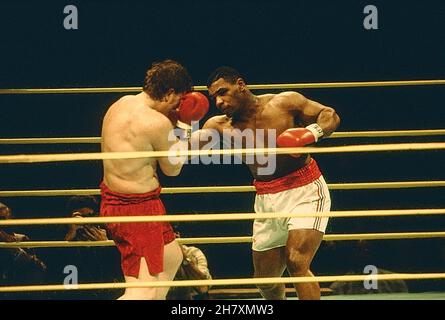 Mike Tyson c. Steve Zski lutte au Nassau Coliseum, Uniondale, New York, le 10,1986 mars Banque D'Images